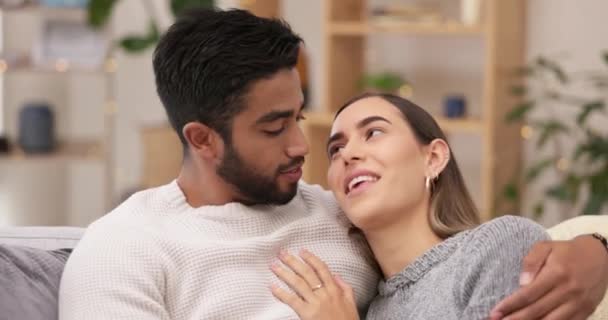 Couple Câlin Sur Canapé Détendre Heureux Avec Conversation Passer Temps — Video