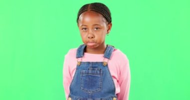 Stüdyonun arka planında izole edilmiş yeşil ekrandaki bir çocuğun üzgün ifadesi ve yüzü. Depresyon, mutsuz ve üzgün görünen Afrikalı bir kızın portresi..