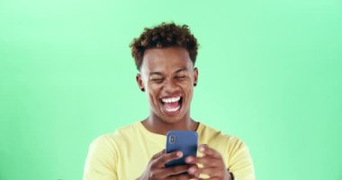 Yeşil ekran, kazanan ve başarılı olmak için telefonu olan siyah bir adam stüdyonun arka planında izole edilmiş. Mutlu, kutlama ve iyi haberler için bir uygulama, başarı ya da ikramiye kazanan bir Afrikalı..