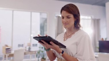 Tablet, araştırma ve şirket projesi üzerinde çalışırken ofisteki bir iş kadınının yüzü. Teknoloji, profesyonel ve bayan çalışanlar işyerindeki mobil bir cihazla internete bakıyorlar..