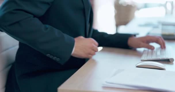 Hand Rücken Und Haltungsschmerzen Mit Einem Geschäftsmann Seinem Schreibtisch Büro — Stockvideo