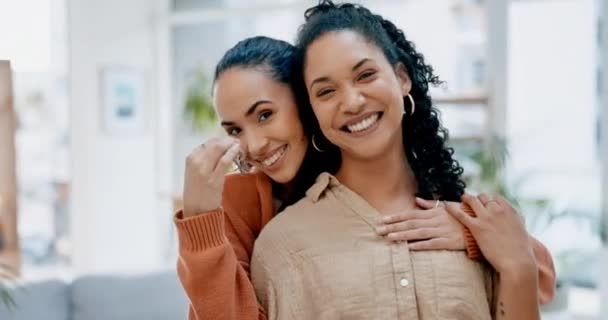 Lezbiyen Çift Anahtarları Yeni Mülkün Gülümsemesi Ipotekten Mutlu Kadınlar Lgbt — Stok video