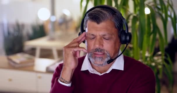 Call Center Stress Headache Elderly Man Consulting Faq Contact Crm — Stock Video