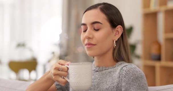 Café Mujer Mañana Casa Con Pensamiento Felicidad Sofá Salón Sala — Vídeo de stock