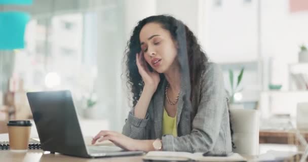 Ansia Stress Donna Affari Sul Computer Portatile Con Preoccupazione Burnout — Video Stock