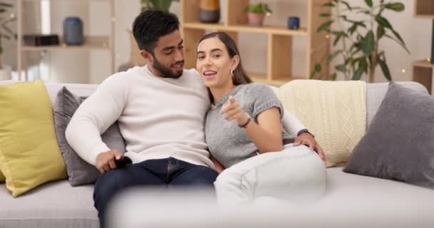 情侣们在沙发上放松 看电视 带着爱和安慰在家里共度美好时光 与遥控器的关系 婚姻和网上流在沙发上的快乐人 — 图库视频影像