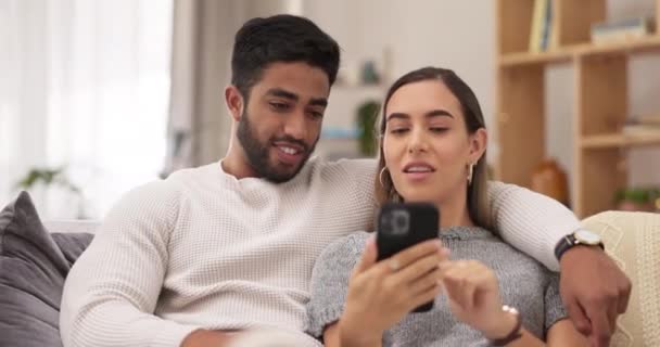Teléfono Relajarse Pareja Sofá Casa Para Unión Tiempo Calidad Felicidad — Vídeos de Stock