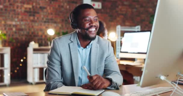 Homem Negro Call Center Conversando Com Crm Entre Contato Conosco — Vídeo de Stock