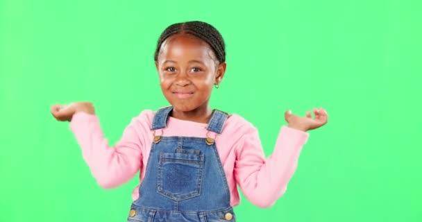 小女孩 脸和怀疑 在绿色的屏幕上笑着在工作室的背景下提问 非洲裔美国儿童或带着双臂在空中微笑的孩子的画像 在模仿时不确定或毫无头绪的情感 — 图库视频影像