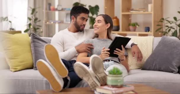 Dijital Tablet Rahatla Çift Kanepede Konuşuyor Mutlu Abonelik Veya Evde — Stok video