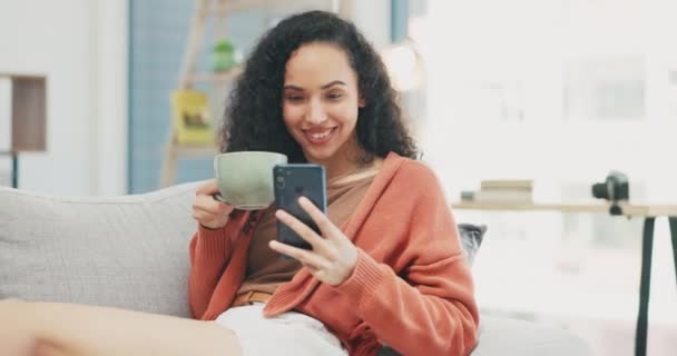 Laughing Woman Coffee Smartphone Sofa Living Room Social Media Reading — Stock Video