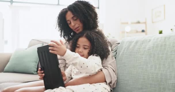 Χαλαρώστε Tablet Και Μητέρα Παιδί Στον Καναπέ Για Online Παιχνίδια — Αρχείο Βίντεο