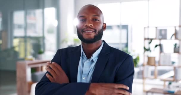 職場でのキャリアの野心や成功のために交差腕とのビジネスの自信に幸せな黒人男性 顔と笑顔 自信に満ちたアフリカ系アメリカ人ビジネスマンの肖像 — ストック動画