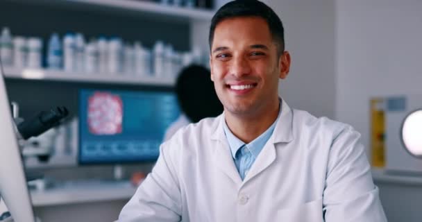 科学家 实验室里的人 面带微笑 医学研究 科学研究和病理学创新 肖像画 快乐的男医生和与保健专业人员的科学实验 — 图库视频影像