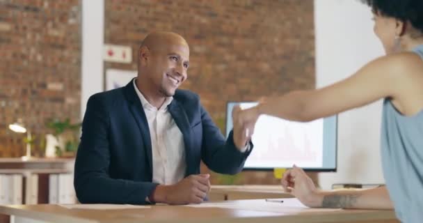 Sıkışma Mutlu Adamları Yatırım Anlaşması Için Ofiste Buluşmak Teşekkürler Anlaştık — Stok video