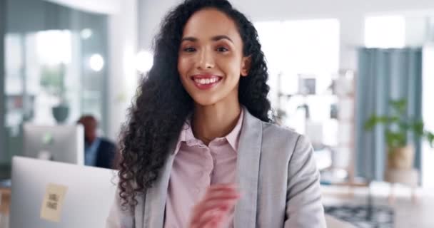 Kollar Bağlı Profesyonel Kendine Güvenen Gelişen Bir Kadın Için Ofiste — Stok video