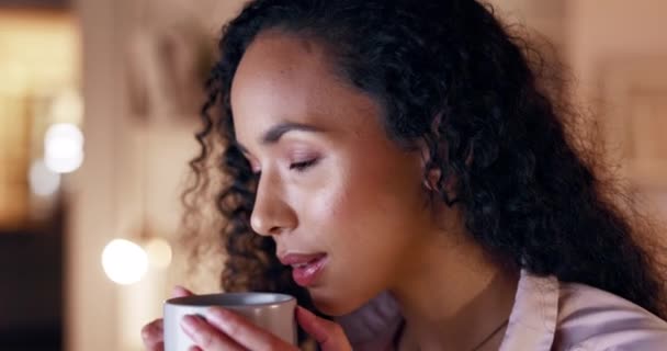 Mujer Negocios Café Relajarse Empleado Una Oficina Tarde Noche Pensando — Vídeos de Stock