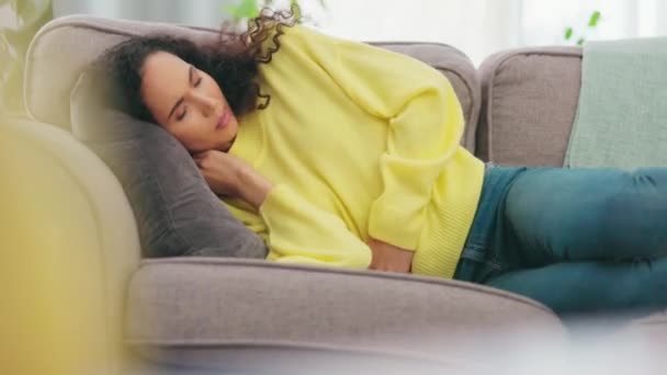 Estomac Douleur Femme Sur Canapé Avec Digestion Problème Souffrance Pms — Video