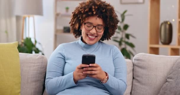 ソーシャルメディア インターネット テキストメッセージのためのソファの上の女性とリラックスしてください コミュニケーション デジタルアプリのための自宅のリビングルームで女性と幸せ 笑顔と技術 — ストック動画