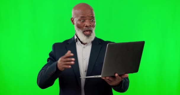 Sorpresa Pantalla Verde Hombre Negro Con Portátil Logro Objetivo Fondo — Vídeos de Stock