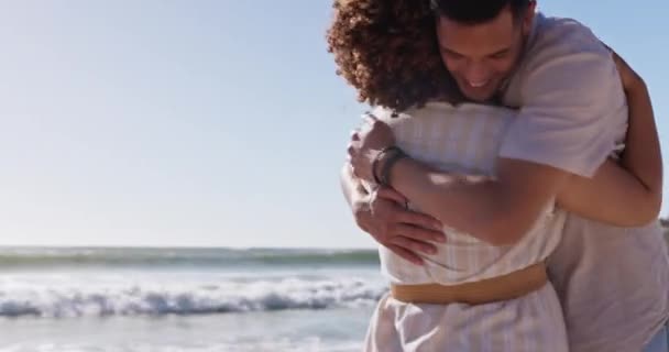 부부는 휴일이나 바다나 바다에서 데이트를 낭만적 남자와 여자는 보살핌 행복을 — 비디오