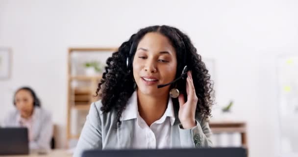 Çağrı Merkezi Kulaklık Telekomünikasyon Müşteri Hizmetleri Yardım Masasında Çalışan Arkadaş — Stok video
