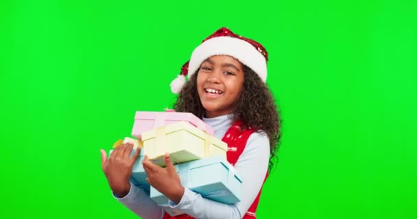 圣诞节 礼物和女孩与绿色的屏幕 脸和幸福在工作室的背景 带着圣诞礼物的肖像画 年轻人和女童 兴奋地庆祝节日期间 — 图库视频影像