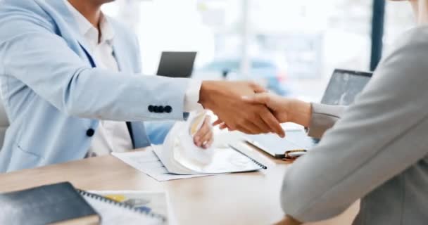 パートナーシップ またはオフィスでの書類とのB2Bコラボレーションのためのビジネスマン 握手と会議 会社紹介 採用のための握手をする書類作成の従業員 — ストック動画