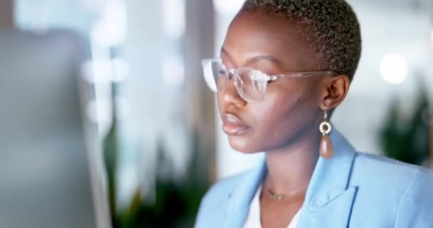 Mujer Negra Seria Gafas Negocios Computadora Noche Investigación Línea Estrategia — Vídeos de Stock