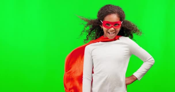 Portret Superbohater Dzieci Dziewczyną Zielonym Tle Ekranu Studio Stojącym Biodrze — Wideo stockowe