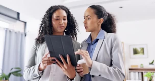 Zakelijke Vrouwen Met Tablet Team Praten Vergadering Samenwerking Bij Creatief — Stockvideo