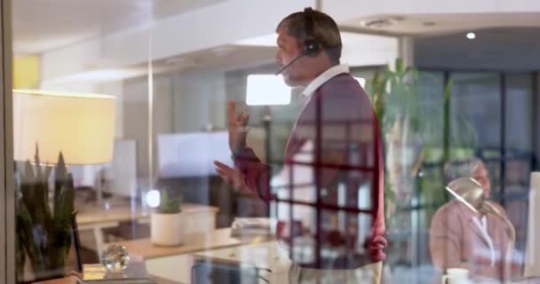 Pencere Çağrı Merkezi Telefonda Konuşan Yaşlı Adam Bizimle Irtibata Geçin — Stok video