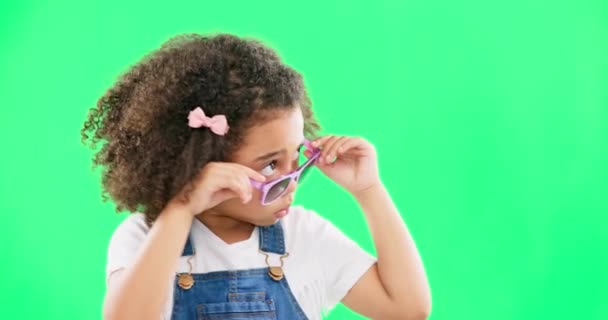 Zielony Ekran Moda Dziecko Patrząc Okularami Przeciwsłonecznymi Modne Stylowe Ubrania — Wideo stockowe