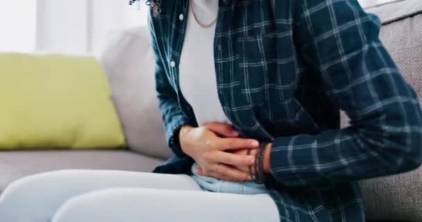 生病的女人 肚子痛和手放在腹部的Ibs 压力和恶心的Pms 病毒和胃病 月经和便秘 胃病和子宫内膜异位症等腹部问题 — 图库视频影像