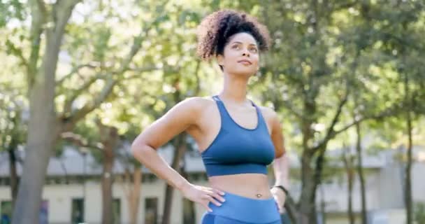 Mujer Relajarse Fitness Wellness Después Ejercicio Corredor Aire Libre Sensación — Vídeo de stock
