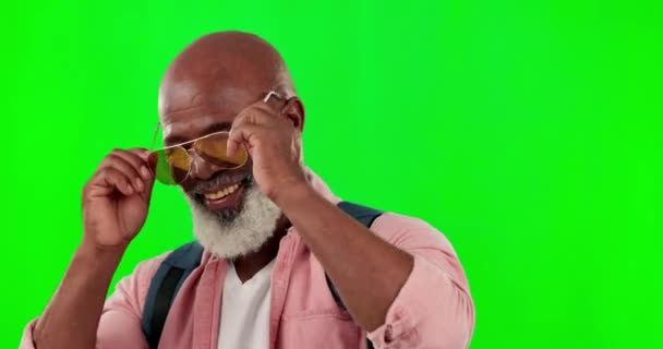 サングラスと笑顔とバックパックで緑の画面上の黒人男性 肖像画とShaka手 ファッション クールな態度のためのモックアップスペースを持つスタジオの背景にアフリカのシニア男性モデル — ストック動画