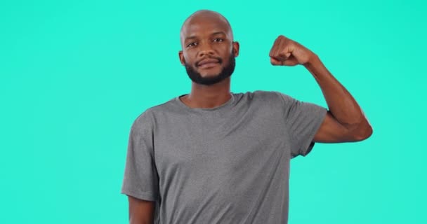 强壮和二头肌与一个黑人男子在工作室蓝色背景的健康或健康 手臂和身体 由年轻英俊的男子运动员组成 在室内进行运动或训练 — 图库视频影像