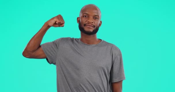 胳膊和二头肌与一个黑人男子在工作室蓝色背景的健康或健康 肌肉强壮 体格健壮 有一位年轻英俊的男子运动员在室内进行运动或训练 — 图库视频影像