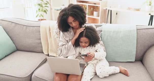 Compras Line Laptop Mãe Com Criança Sofá Para Compra Internet — Vídeo de Stock