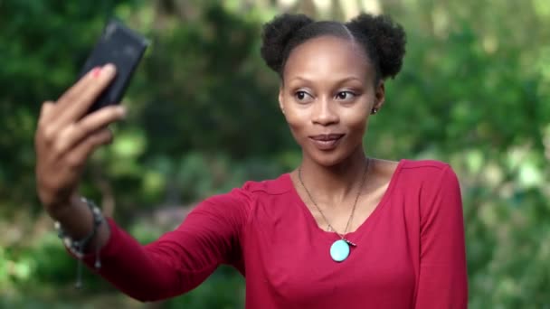 自私自利 亲吻或幸福的黑人妇女在公园与自然 微笑和幸福的树 使用智能手机在线约会的女孩和女性户外照片 照片更新或社交媒体内容 — 图库视频影像
