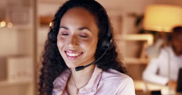 Підтримка Клієнтів Посмішка Обличчя Жінки Вночі Працюють Консультації Допомогу Сервіс — стокове відео