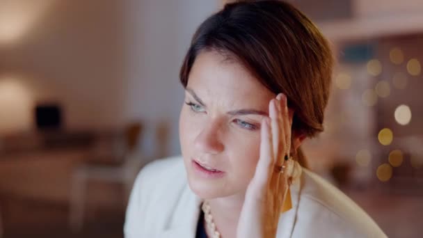 Κουρασμένη Εξαντλημένη Και Γυναίκα Πονοκέφαλο Από Μια Προθεσμία Καθυστερημένη Εργασία — Αρχείο Βίντεο