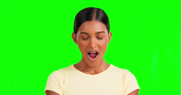 Mulher Indiana Choque Uau Cara Por Tela Verde Para Ouvir — Vídeo de Stock