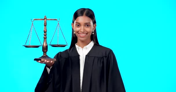 Πορτρέτο Ζυγαριά Ευτυχισμένη Γυναίκα Δικηγόρος Στο Στούντιο Για Σύστημα Δικαιοσύνης — Αρχείο Βίντεο