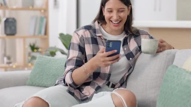 Divertido Mujer Sofá Teléfono Inteligente Para Escribir Sonreír Conexión Sala — Vídeo de stock