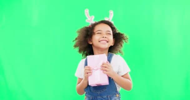 Возбужденный Счастливый Лицо Ребенка Подарком Изолированы Зеленом Экране Студии Фоне — стоковое видео