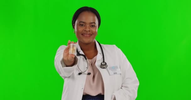 Czarna Kobieta Lekarz Tabletki Kciukami Góry Zielonym Ekranie Ubezpieczenia Zdrowotnego — Wideo stockowe