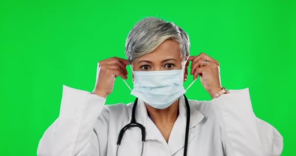 Gammel Kvinde Læge Maske Tommelfingre Grøn Skærm Med Covid Sundhedspleje – Stock-video