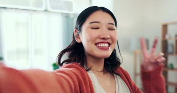 Πρόσωπο Γυναίκα Και Ειρήνη Για Selfie Στο Σπίτι Χαμόγελο Και — Αρχείο Βίντεο