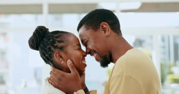 在家庭的快乐关系中 为了爱情 爱情或爱情 黑人夫妻 额头和微笑在一起 非裔美国男人和女人在室内爱抚头 笑着和笑着拥抱对方 — 图库视频影像
